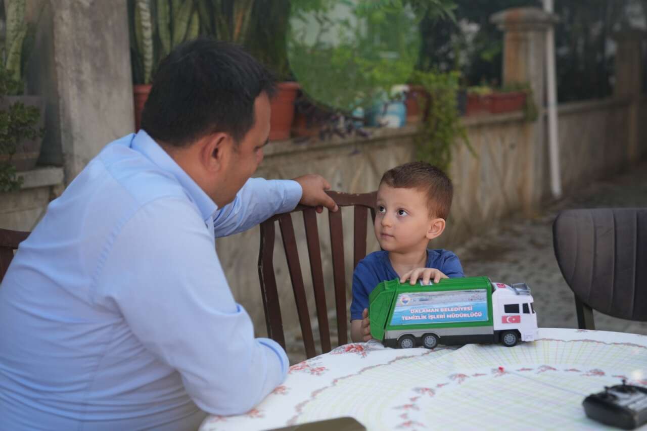 Dalaman'da Her Sabah Çöp Kamyonunu Selamlayan Minik Çağan'a Başkan Sezer Durmuş'tan Sürpriz 1